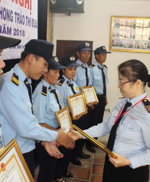 Khen tặng cán bộ nhân viên